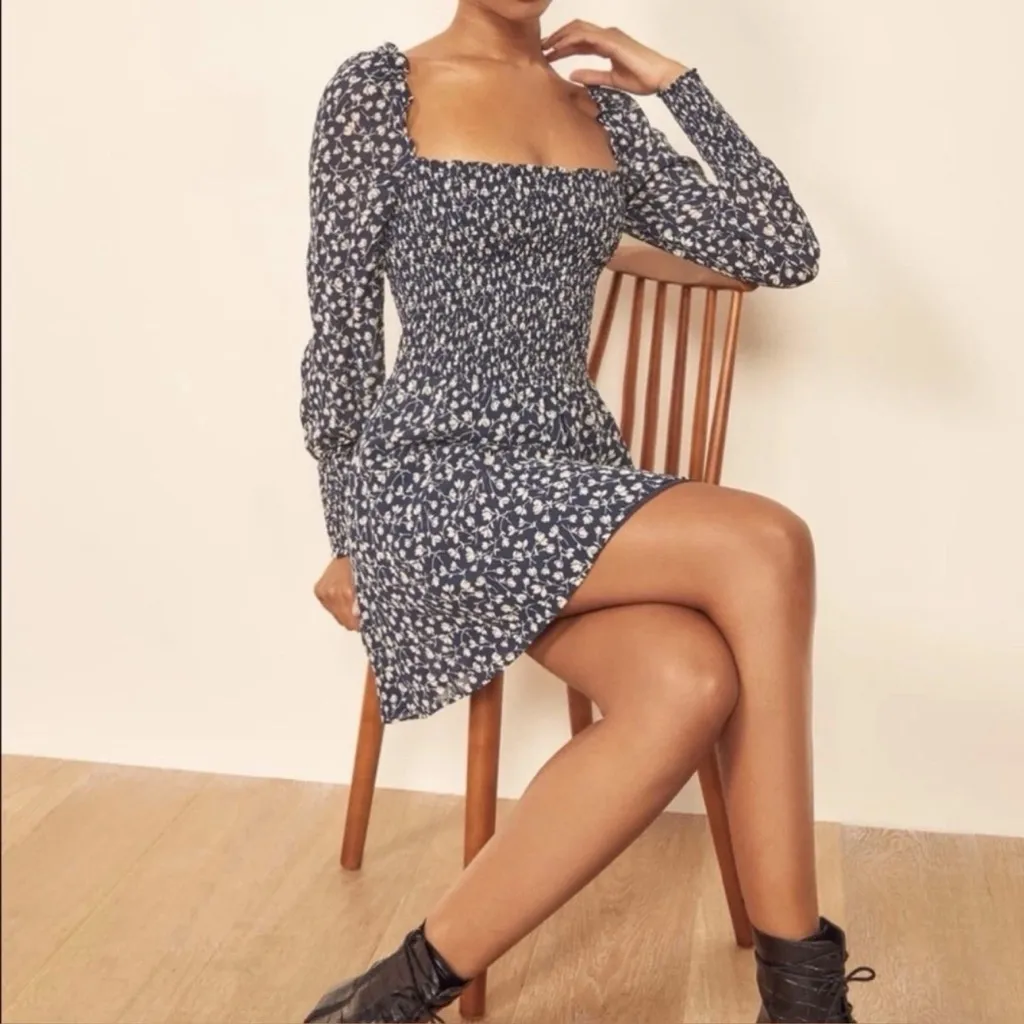 Reformation Kelli Smocked Long Sleeve Floral Mini Dress in Elyse Navy sz Medium - Image 2