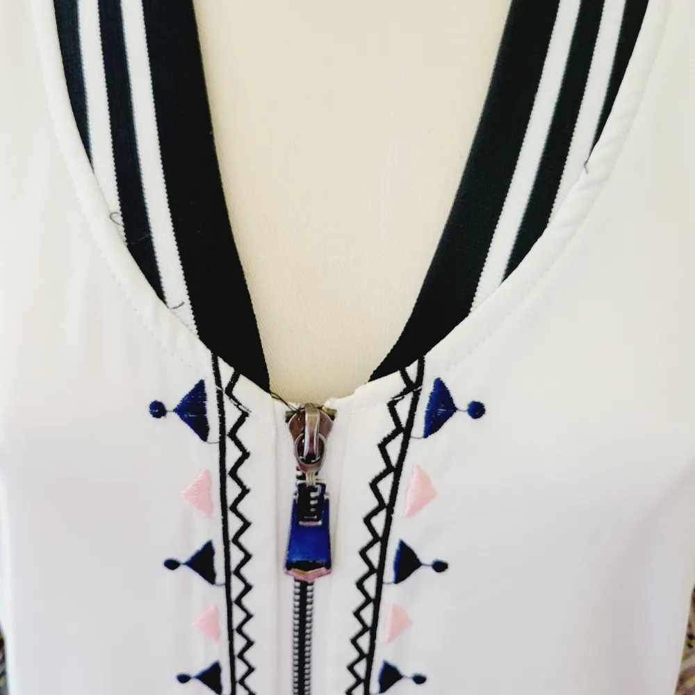 Gimmicks by bke embroidered bomber jacket medium - Image 4