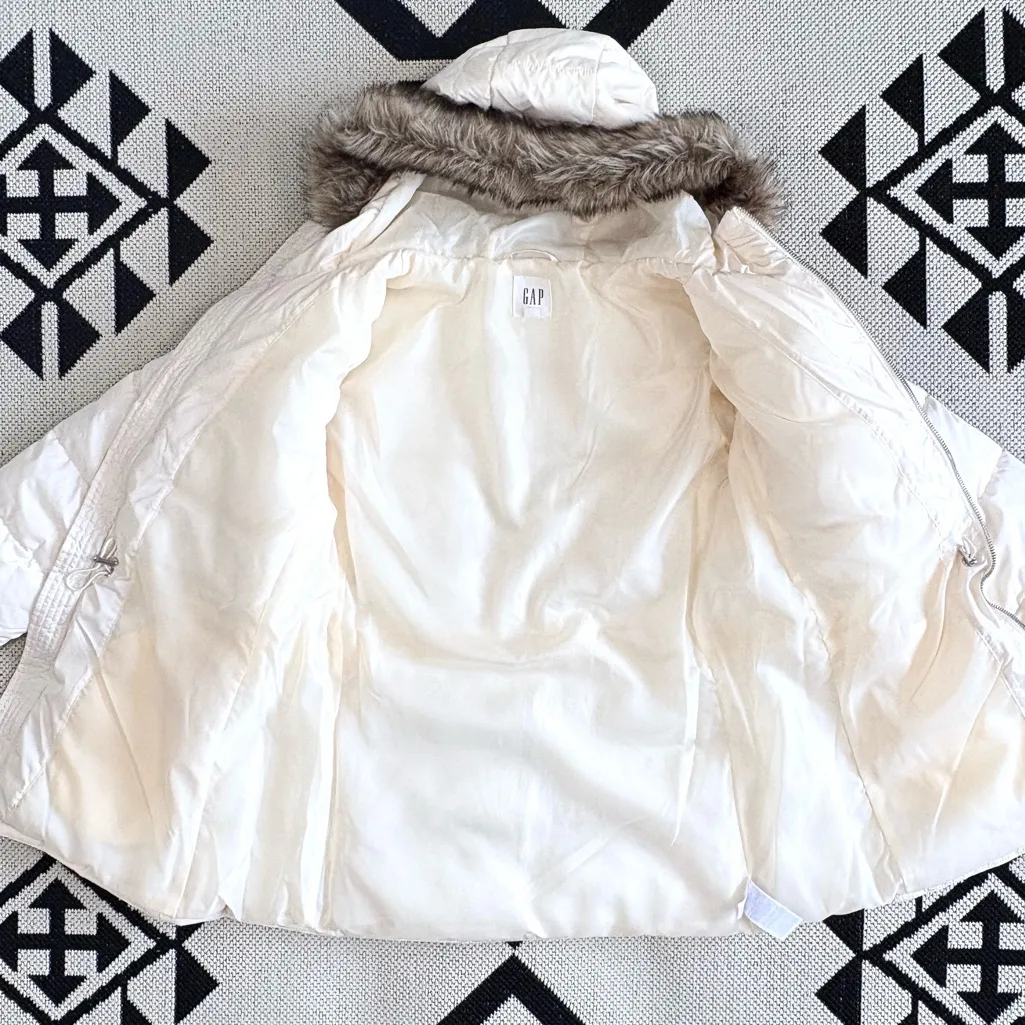 Gap Faux Fur Trim Hooded Quilted Puffer Jacket in Carls Stone Medium - Image 6