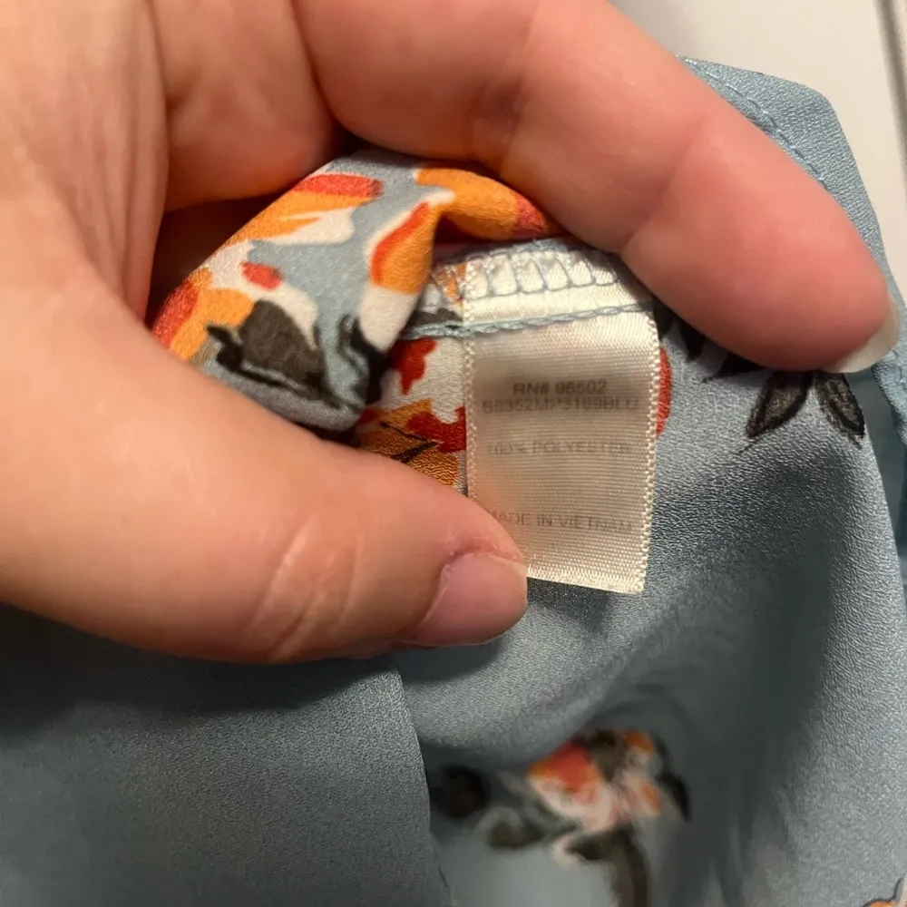 Sandy & Sid Blue Floral V-neck Blouse M. Business. Casual. Work. Career. - Image 2