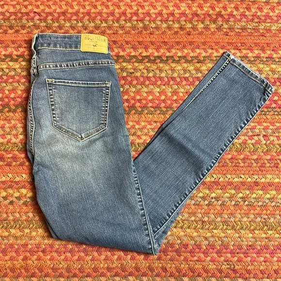 HOLLISTER LIGHT WASH HIGH RISE DIAMOND STITCH SKINNY JEANS - Image 2