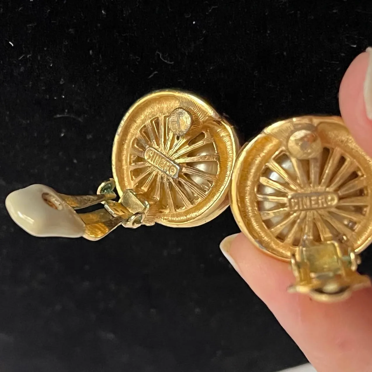 Vintae Ciner Cabachon Pearl Clip On Earrings Gold Signed Classic Glam Old Money - Image 9