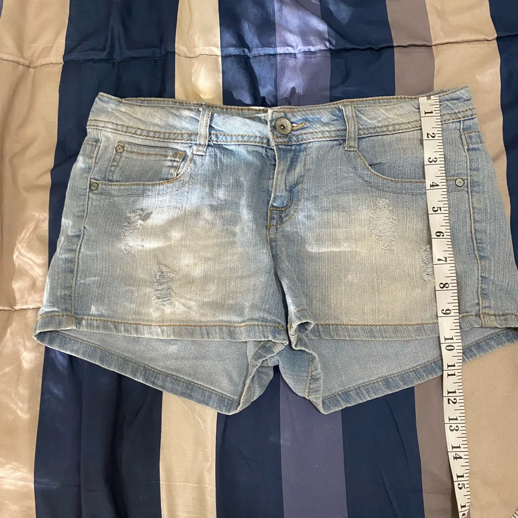 LEI Ashley Lowrise (junior) non stretch Light Blue Distressed Jean Shorts Size undefined - Image 4