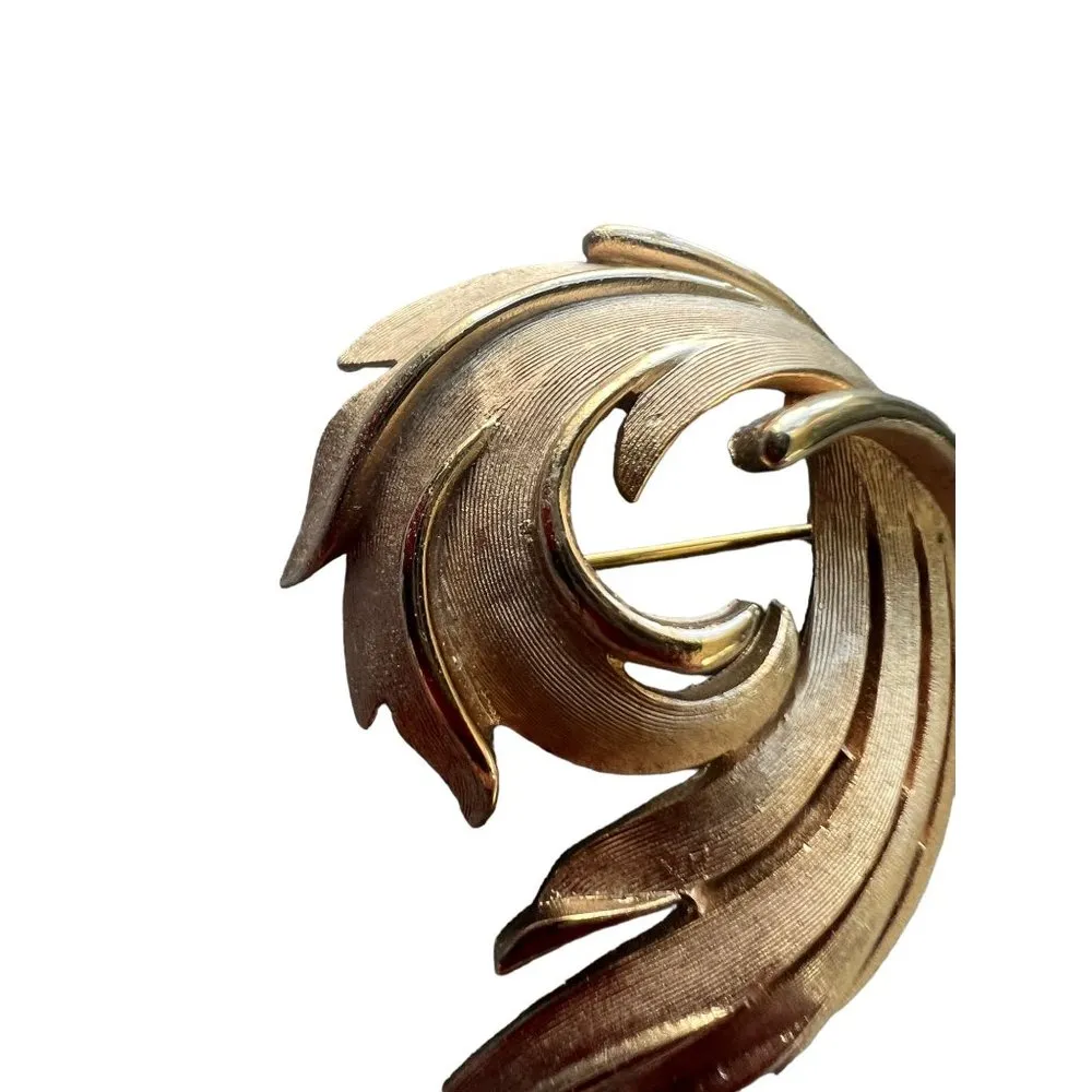 Vintage 50s Crown Trifari Pin Brooch Textured Gold Tone Swirl 2" x 1.5" - Image 2