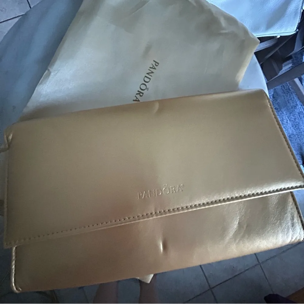 Pandora Gold tone clutch - Image 8