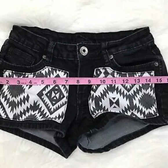 American Eagle VTG ChiQle Denim Architect Black & White Aztec Printed Patch Pattern Jean Shorts - Image 4