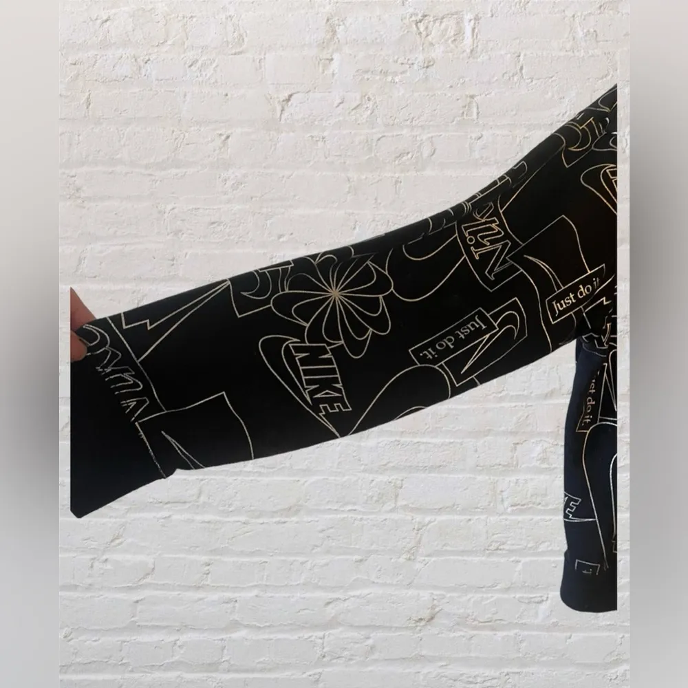 Women's Icon Clash Black Silver Fleece Crop Crew Pullover Size Small - Image 6