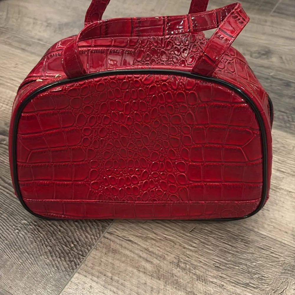 Elizabeth Arden red snakeskin makeup/cosmetics bag - Image 2