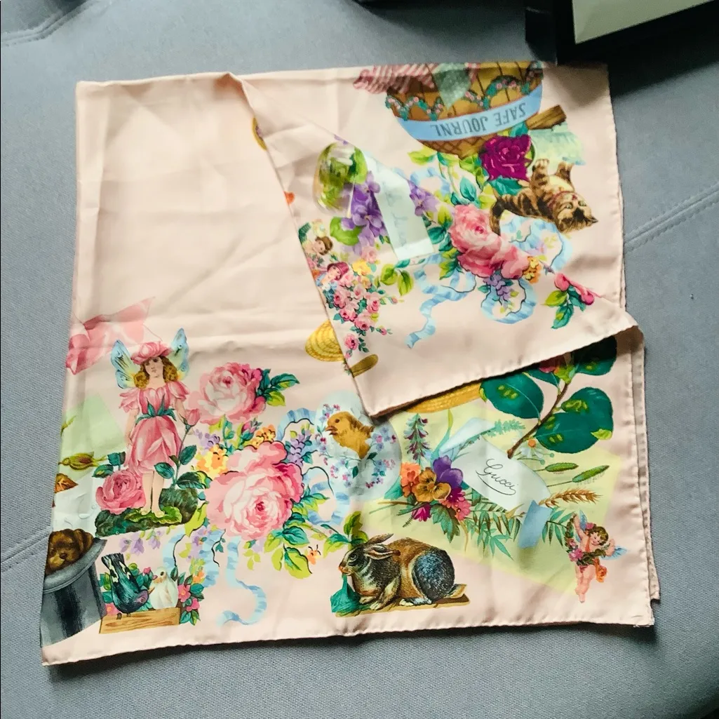 GUCCI silk scarf ~ VERY LOVELY print 💙❤️💜 - Image 13