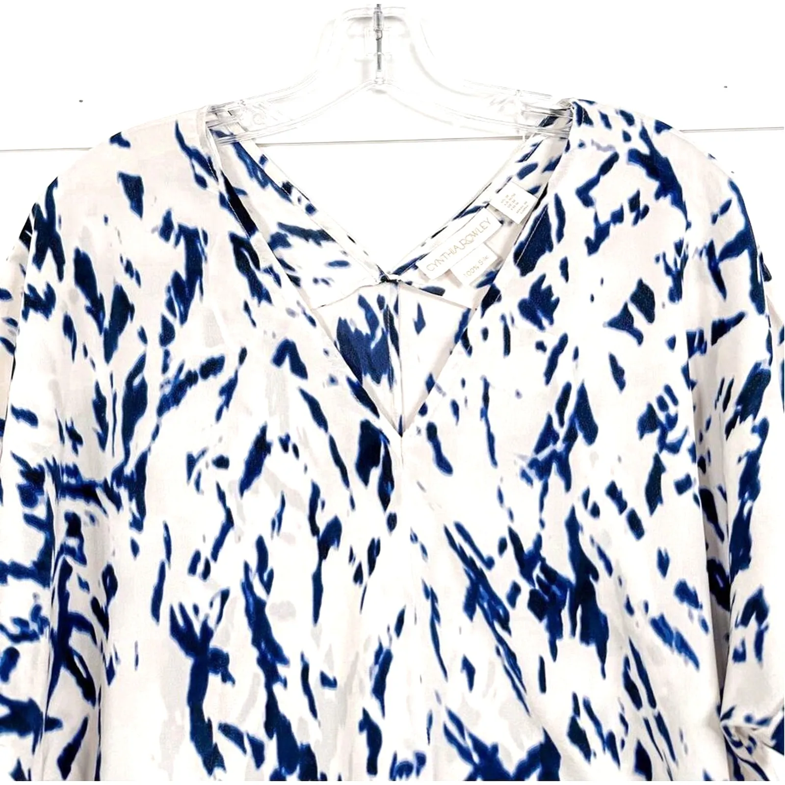 Cynthia Rowley Abstract 100% Silk Print V-Neck Blue White Blouse Medium - Image 2