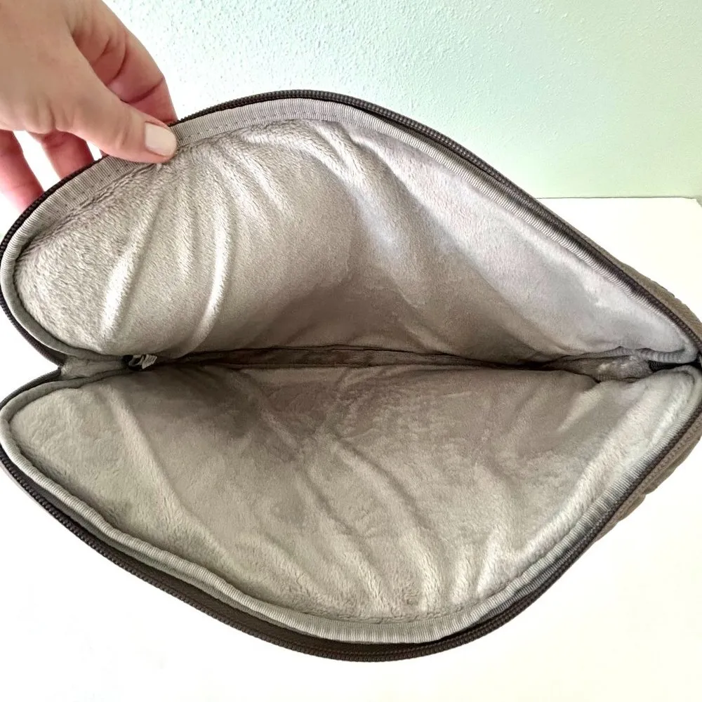 Marc by Marc Jacobs Quilted Laptop Zip Top Case Bag in Taupe - Image 5