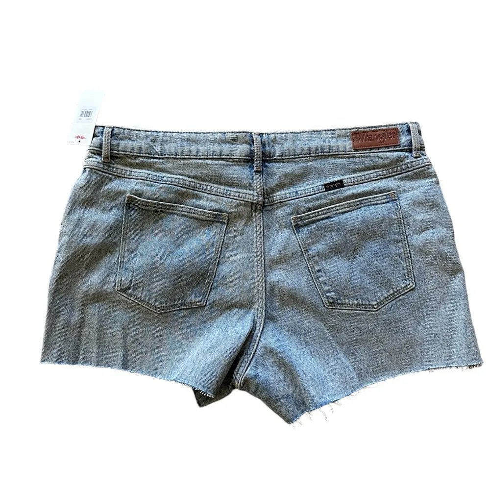NWT WRANGLER DESTRUCTED DENIM ROLL SHORTS - Image 6