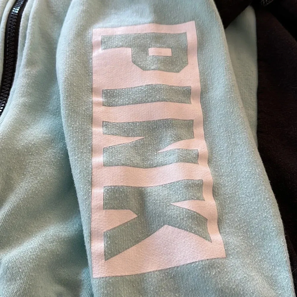 Pink two tone hoodie, size Large. This mint green hoodie has two front pockets. - Image 6
