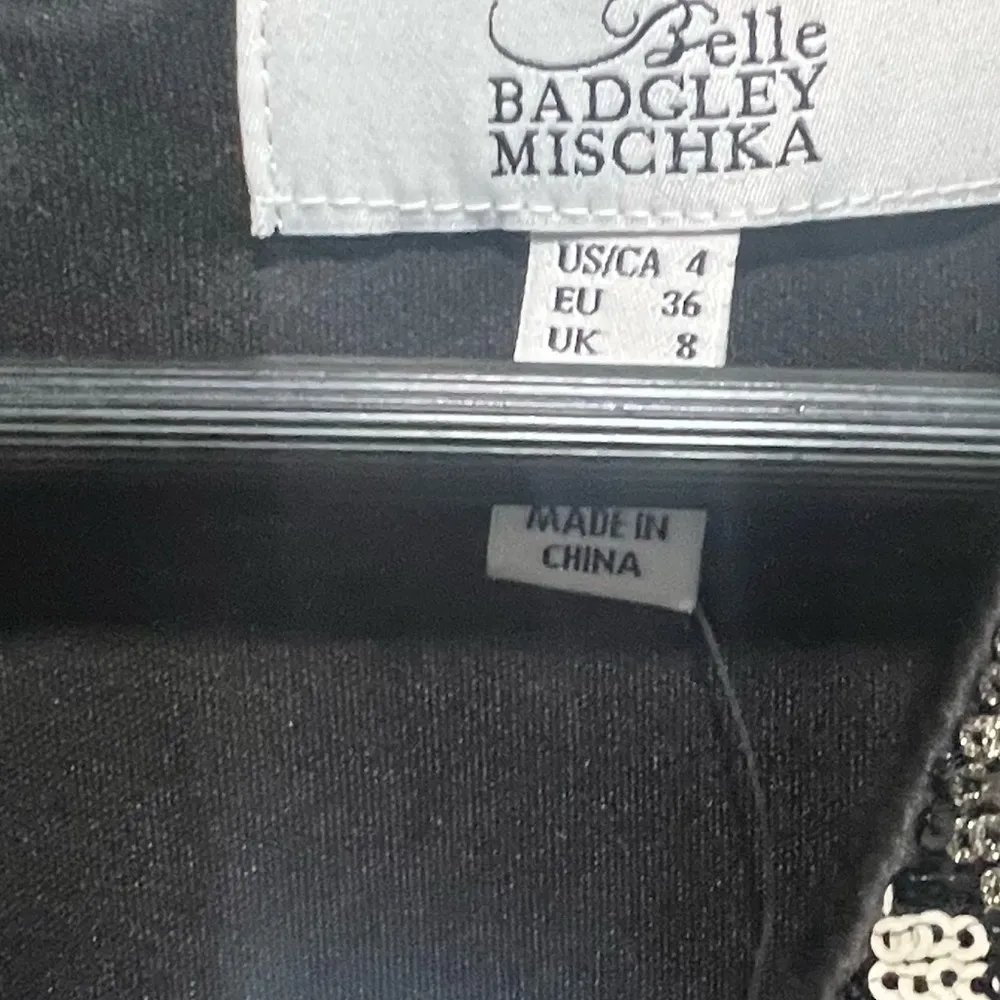 Belle Badgley Mischka Silver Gray
Sequin Leopard Cocktail V-Neck
Party D… - Image 7