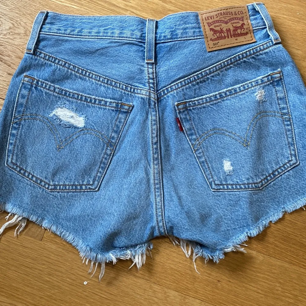 Levi’s 501 High-Rise Denim Shorts Size 24 - Image 2