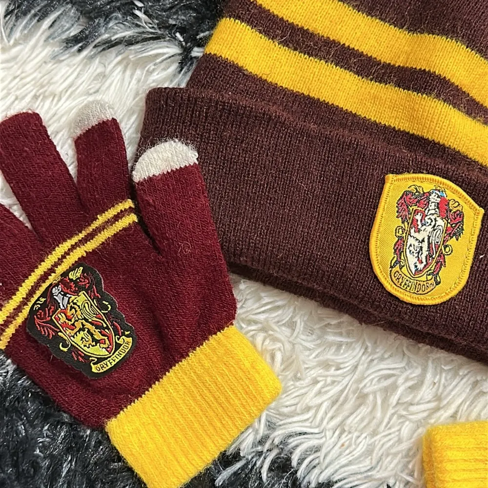 Gryffindor Hat and Gloves Set - Image 2