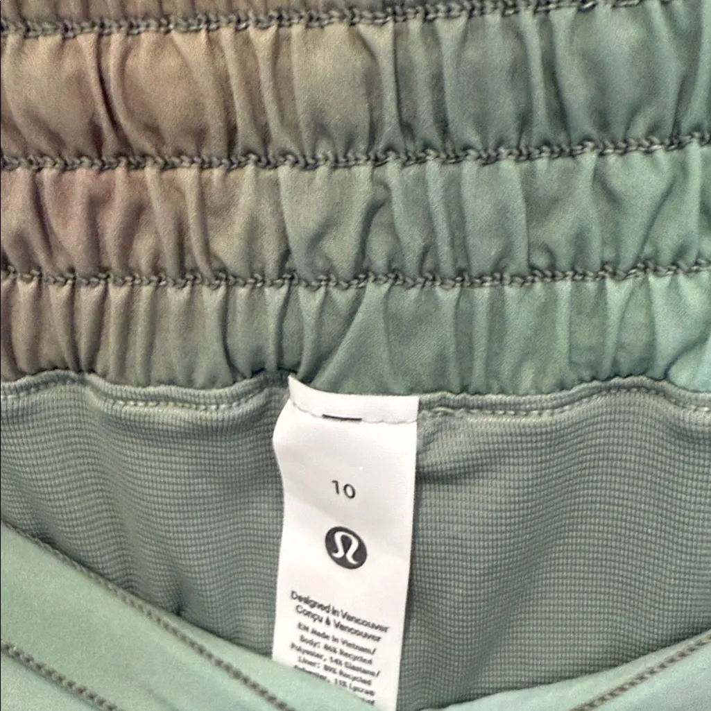 Lululemon Hotty Hot High-Rise Lined Short 2.5” Chroma  drift green. - Image 7