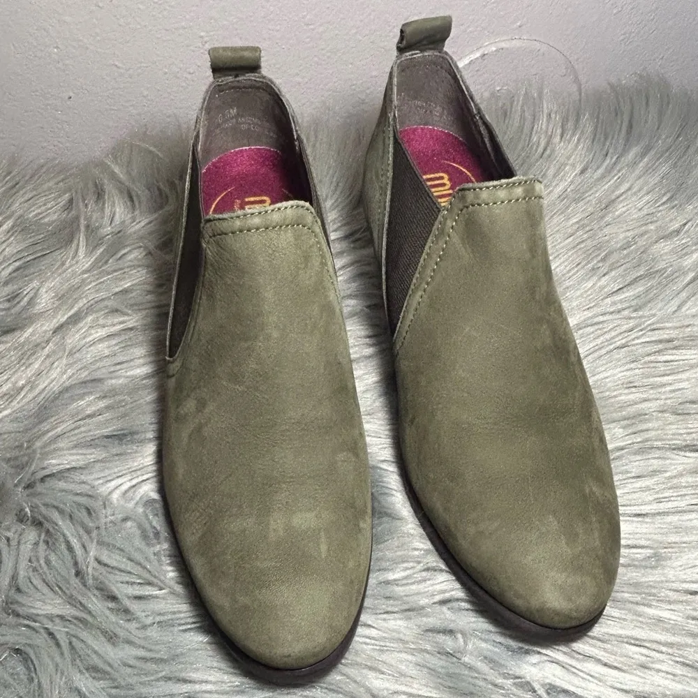 MUNRO JESSIE HEELED NUBUCK LEATHER BOOTIES HERB GREEN Slip-On Size 6.5 - Image 2