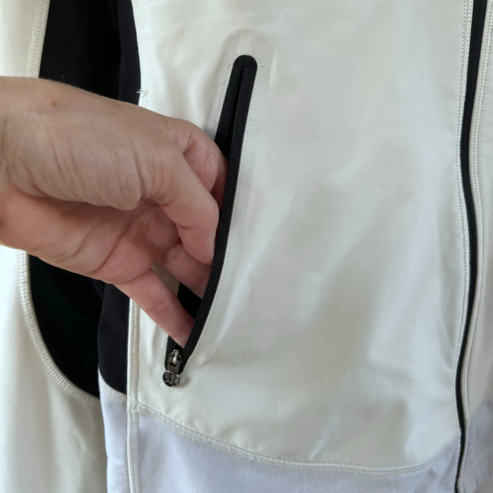 Lululemon Women's Draft Dodger Jacket Ivory/Black Size 12 - Image 4