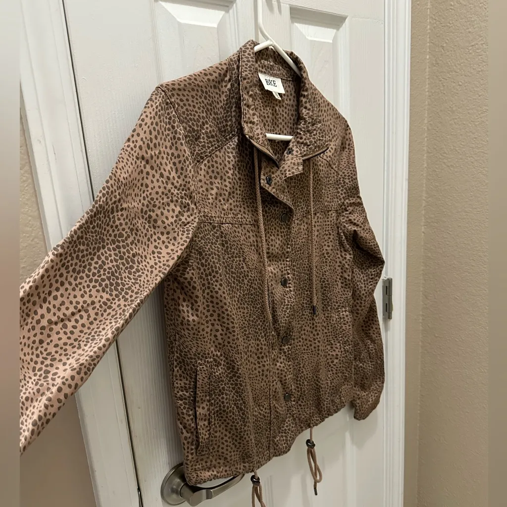 BKE Buckle lightweight cheetah animal print jacket size XS tan brown - Image 2