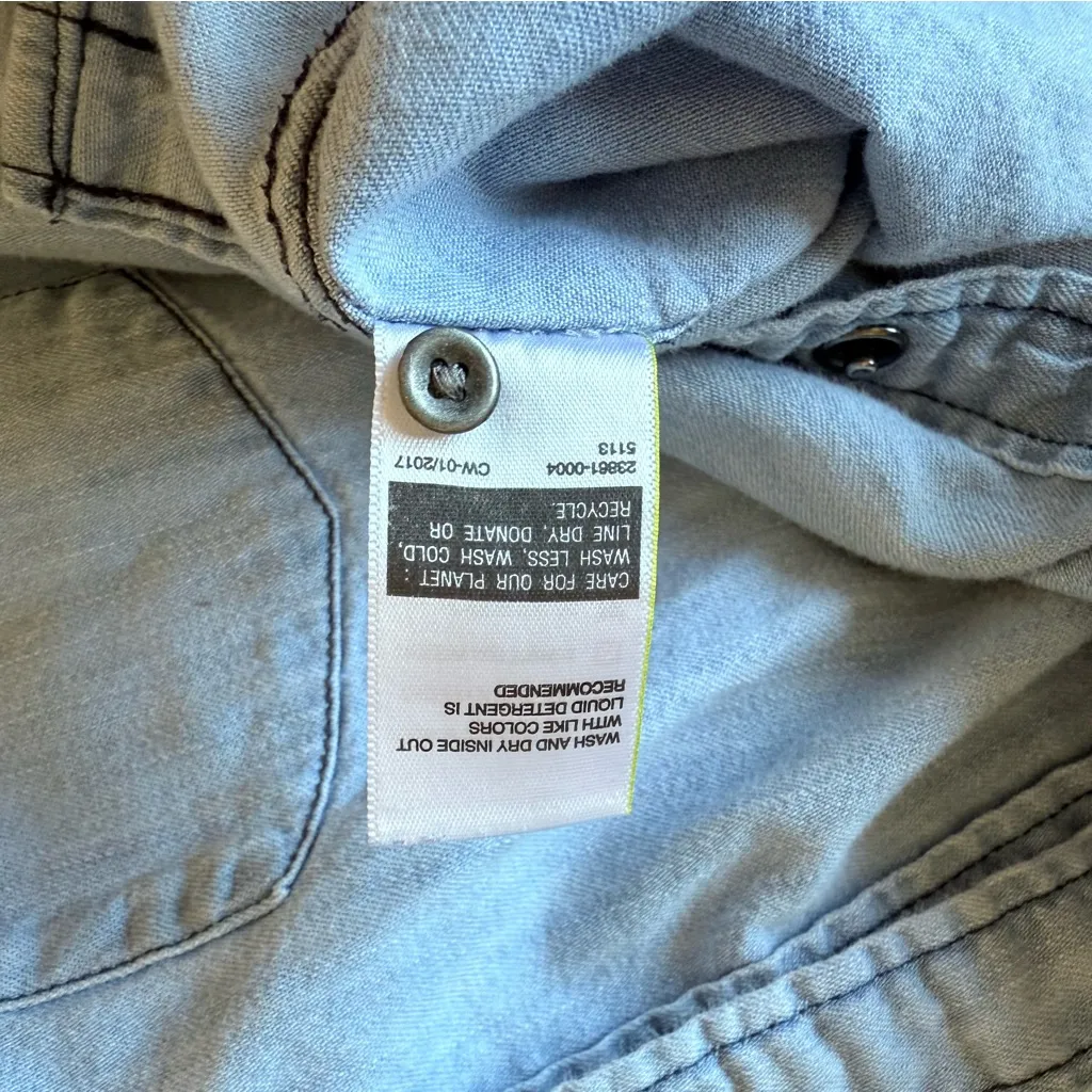 Levi's  Light Blue Button-Up Denim Chambray Shirt Small - Image 7