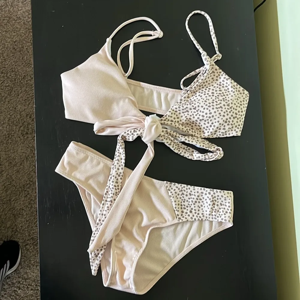 Beige & Black 2 Piece Ribbed Wrap V Neck Colorblock Criss Cross Tie Bac… Size M - Image 3