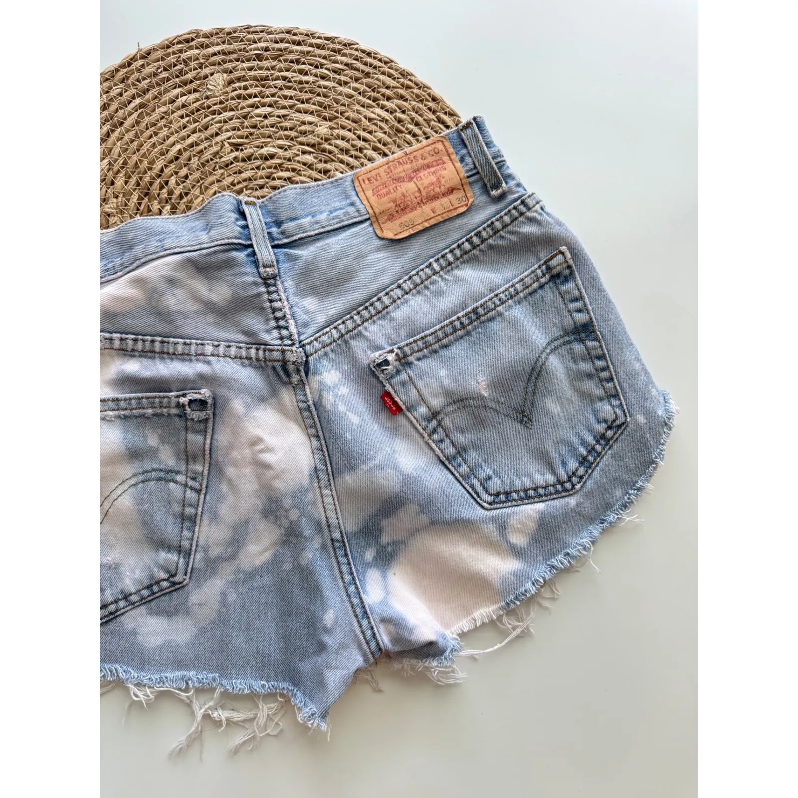 Levis 501 Bleach Distressed Denim‎ Jean Shorts Rips Frayed Hem Size 30 - Image 9
