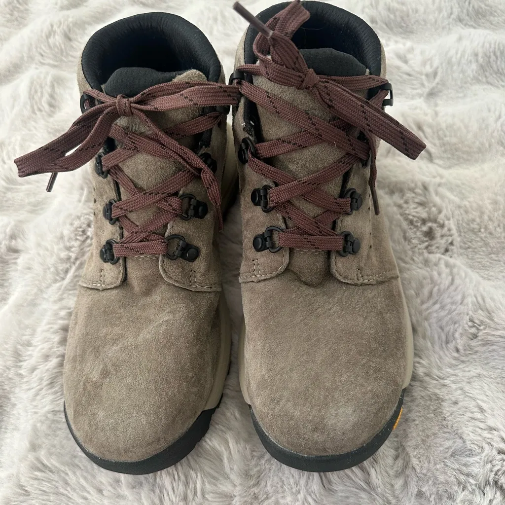 Danner women's Inquire Chukka Hiking Boot size 7 - Image 3