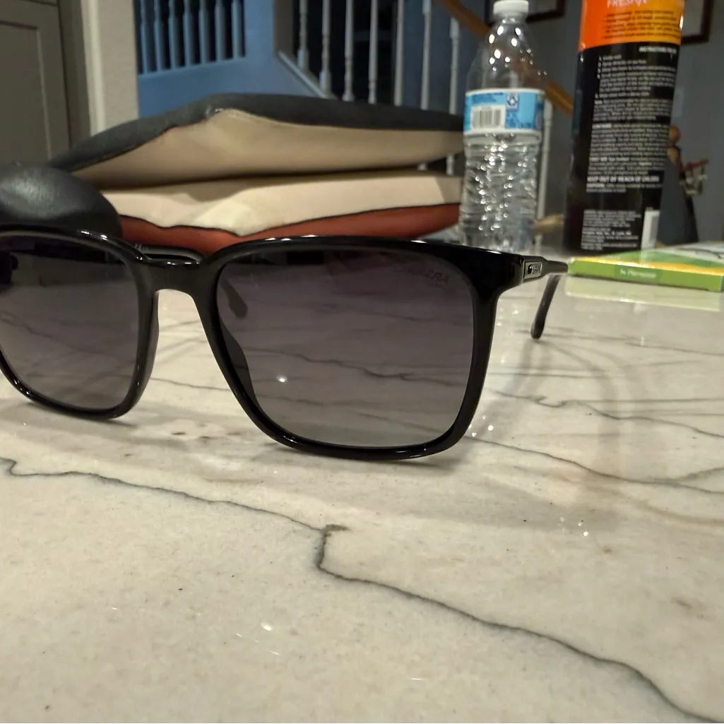 Carrera 259/S sunglasses with black plastic frames and grey gradient lenses - Image 13