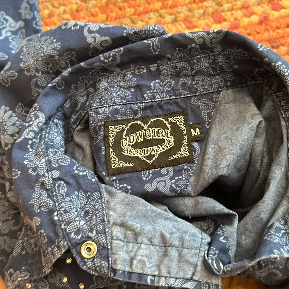 VTG COWGIRL HARDWARE BLUE FLOWER PRINT RHINESTONE PEARL SNAP LONG SLEEVE Size M - Image 2