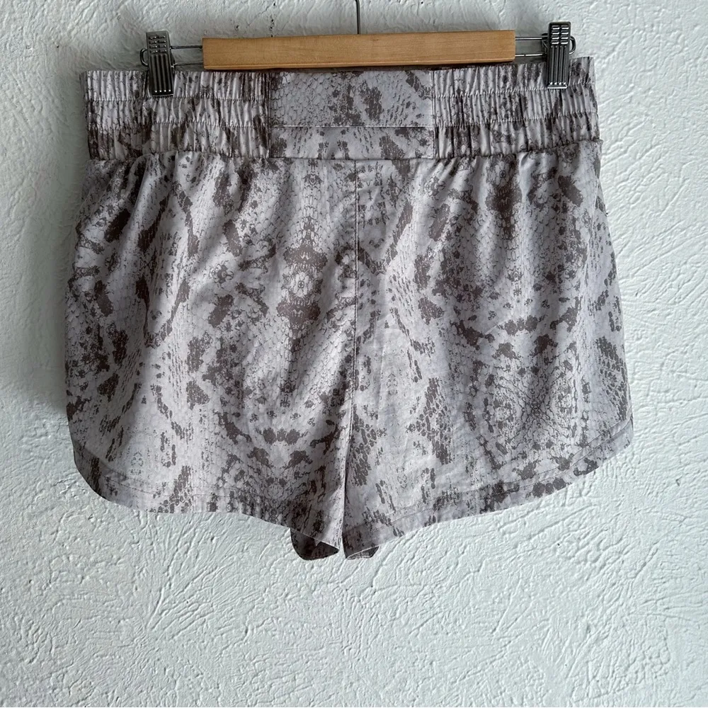 Varley Kallin Running Short Taupe Gray Snake Print Medium - Image 3