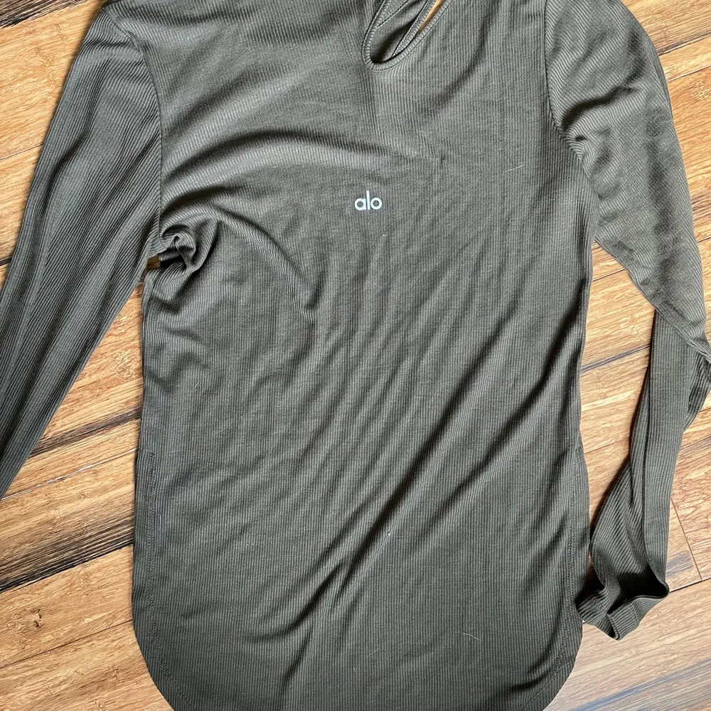 Alo Yoga ribbed long sleeve - Image 4