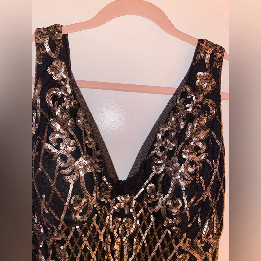 Elegant Black and Gold Evening Gown Size 6 - Image 10