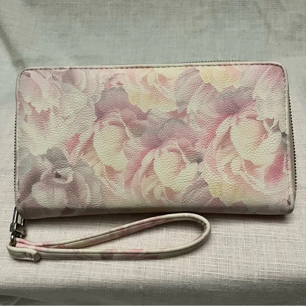 Betsey Johnson Pink and White Floral Wristlet - Image 7
