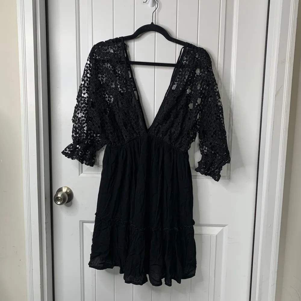 Petal + Pup‎ Lace puff sleeves Deep V-Neck Party Cocktail mini Dress Black US 4 - Image 3