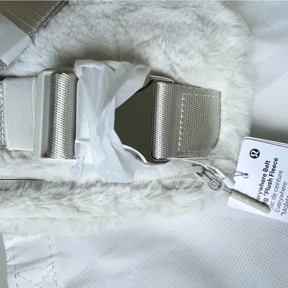 Lululemon Everywhere Belt Bag Plush Fleece, Color Bone/ Silver, 1L, NWT - Image 13