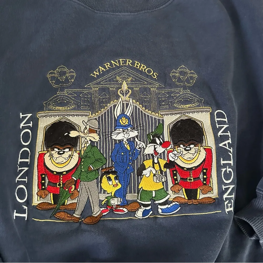 Vintage Warner Bros 90s Looney Tunes London Sweatshirt XS Buckingham Palace Blue - Image 2