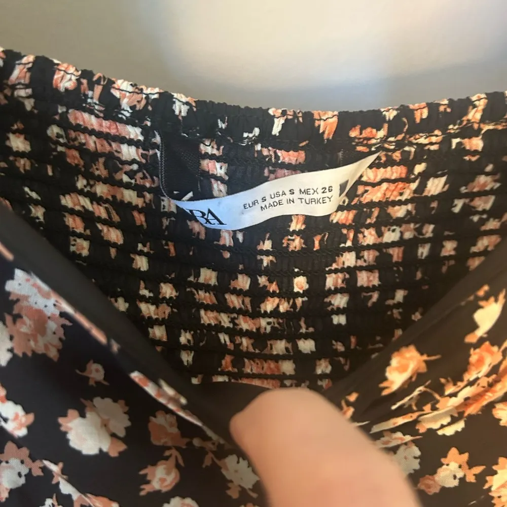 NWOT Zara floral crop top shirt sweetheart puff sleeve size small - Image 2