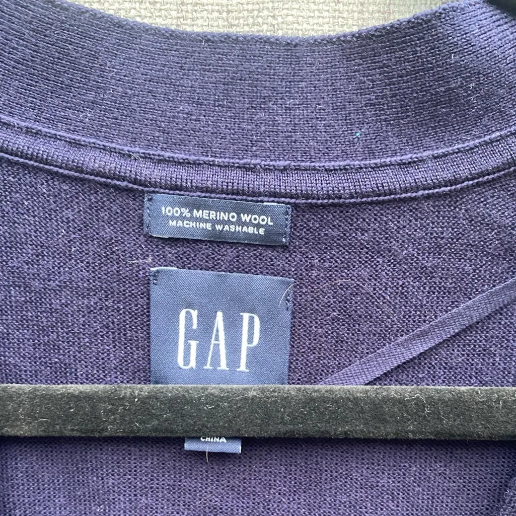 Gap Boyfriend 100% Merino Wool cardigan in Small in Navy Blue - Image 7