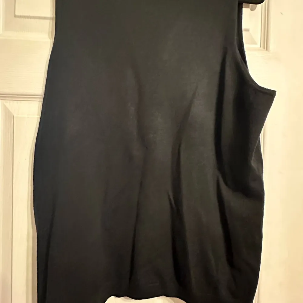 Ellen Tracy Black Tank Top with Crew Neckline - Image 5