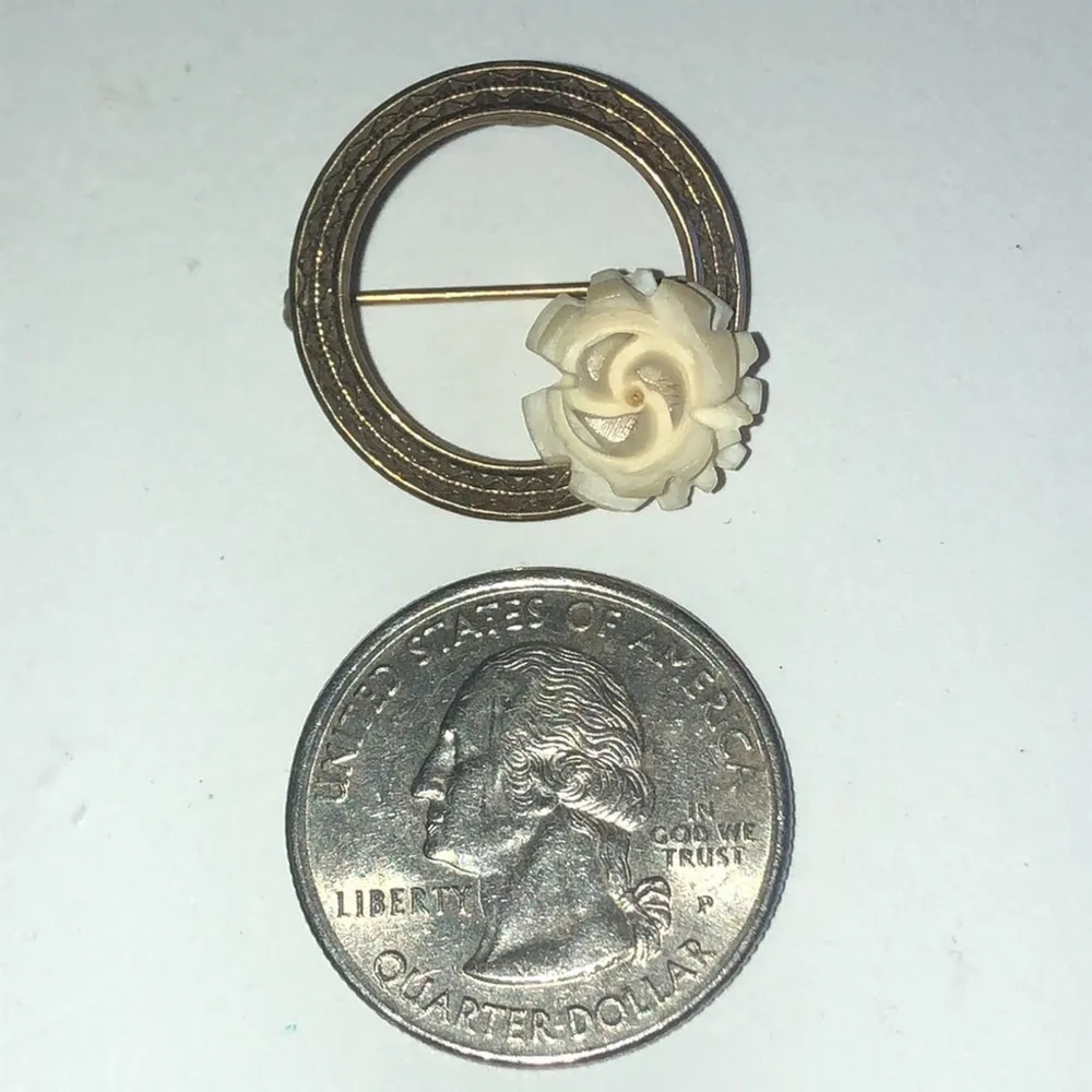 Vintage Dainty Gold Tone Gold Filled Carved Flower Round Brooch Shoulder Pin - Image 4