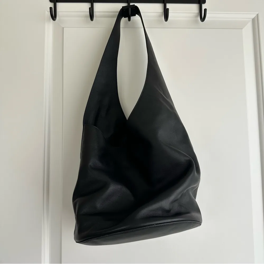 Reformation Medium Silvana Leather Bucket Shoulder Bag Black - Image 7