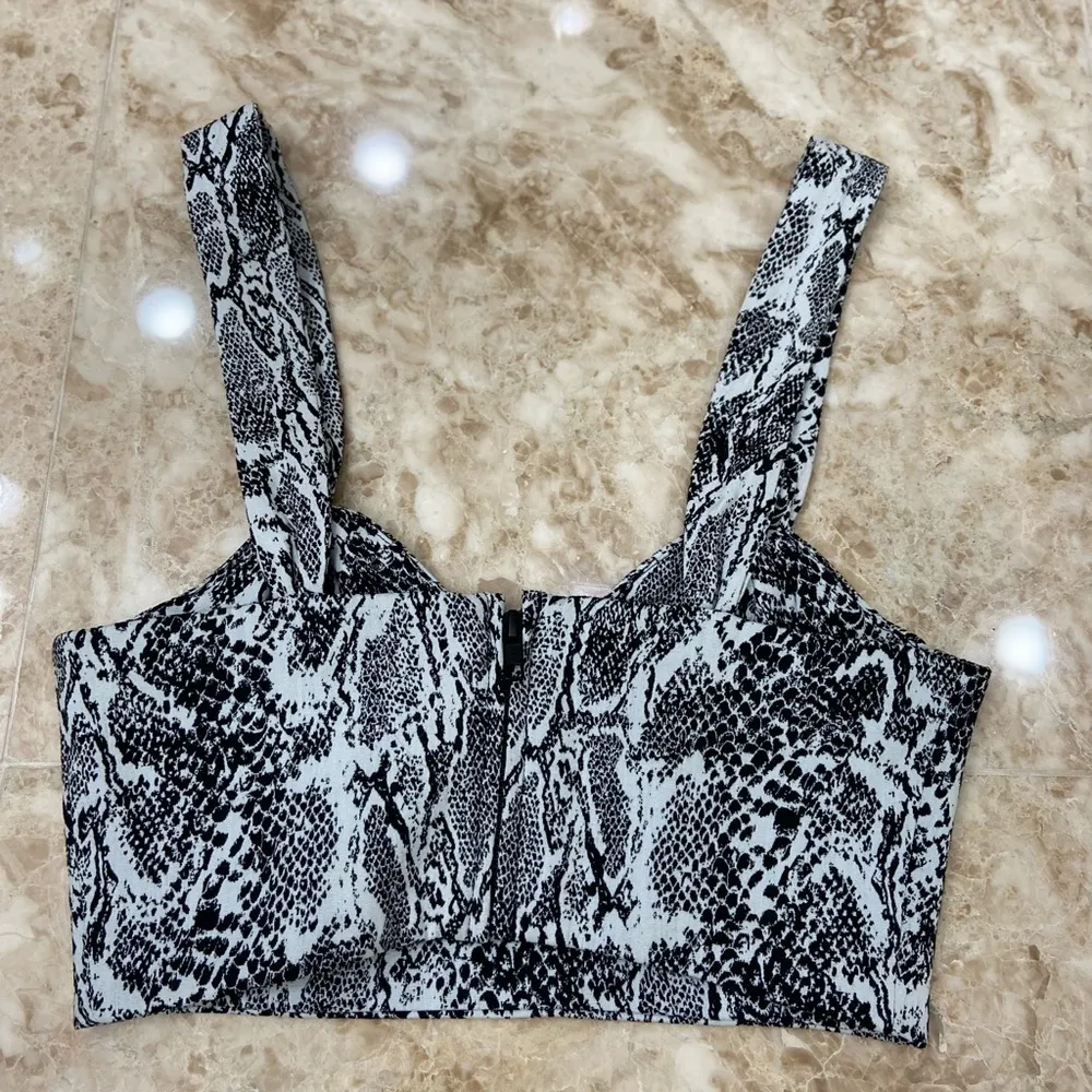 Revolve Jamie Top. Size XS. Black and white snake print - Image 3