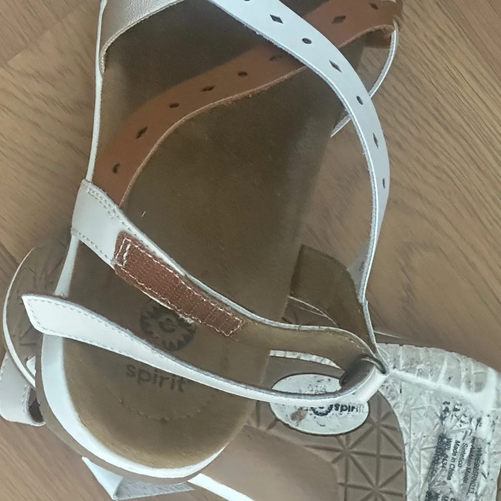 Earth Spirit Women’s Billie Strappy White/Tan Comfort Sandals - Image 7