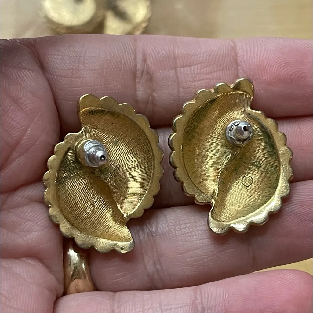 Vintage Gold Tone Textured Finish Scallop Earrings - Image 3