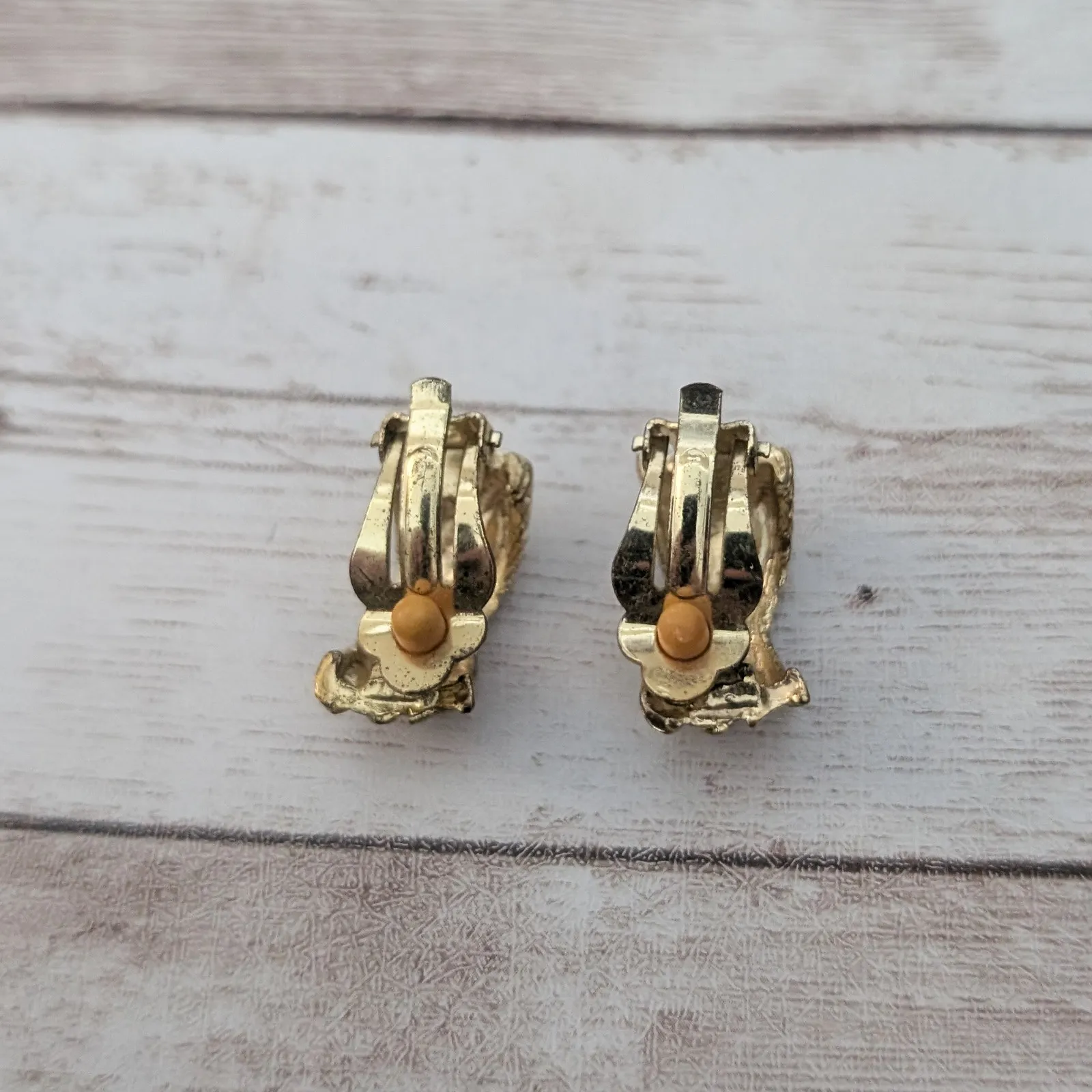 Vintage Clip On Earrings Gold Tone Cross Over Design - Image 7