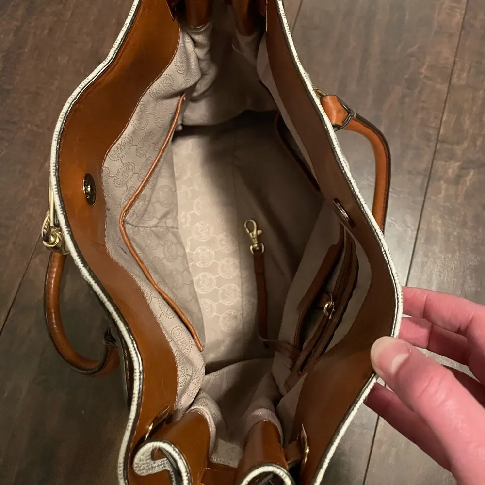 Michael Kors Hamilton Vanilla Bag - Image 5