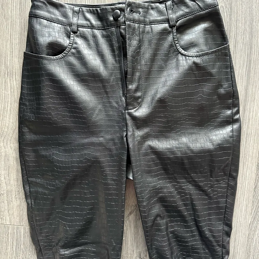 Misguided faux leather high rise skinny leg pants size 6 - Image 4