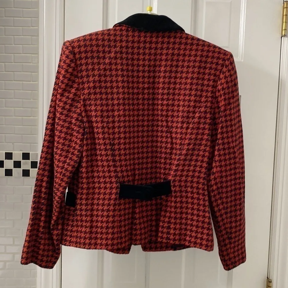 Gianni wool blend red and black plaid jacket/ blazer. Black velvet trim. Size 6P - Image 2