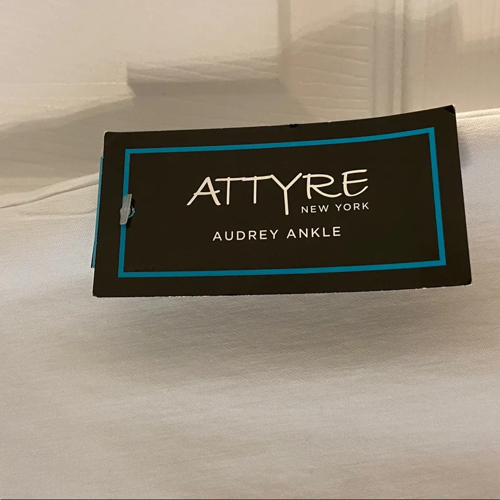 Attyre White Ankle Pants with Lace Detail size 6 inseam 27” waist 30” elastic - Image 3